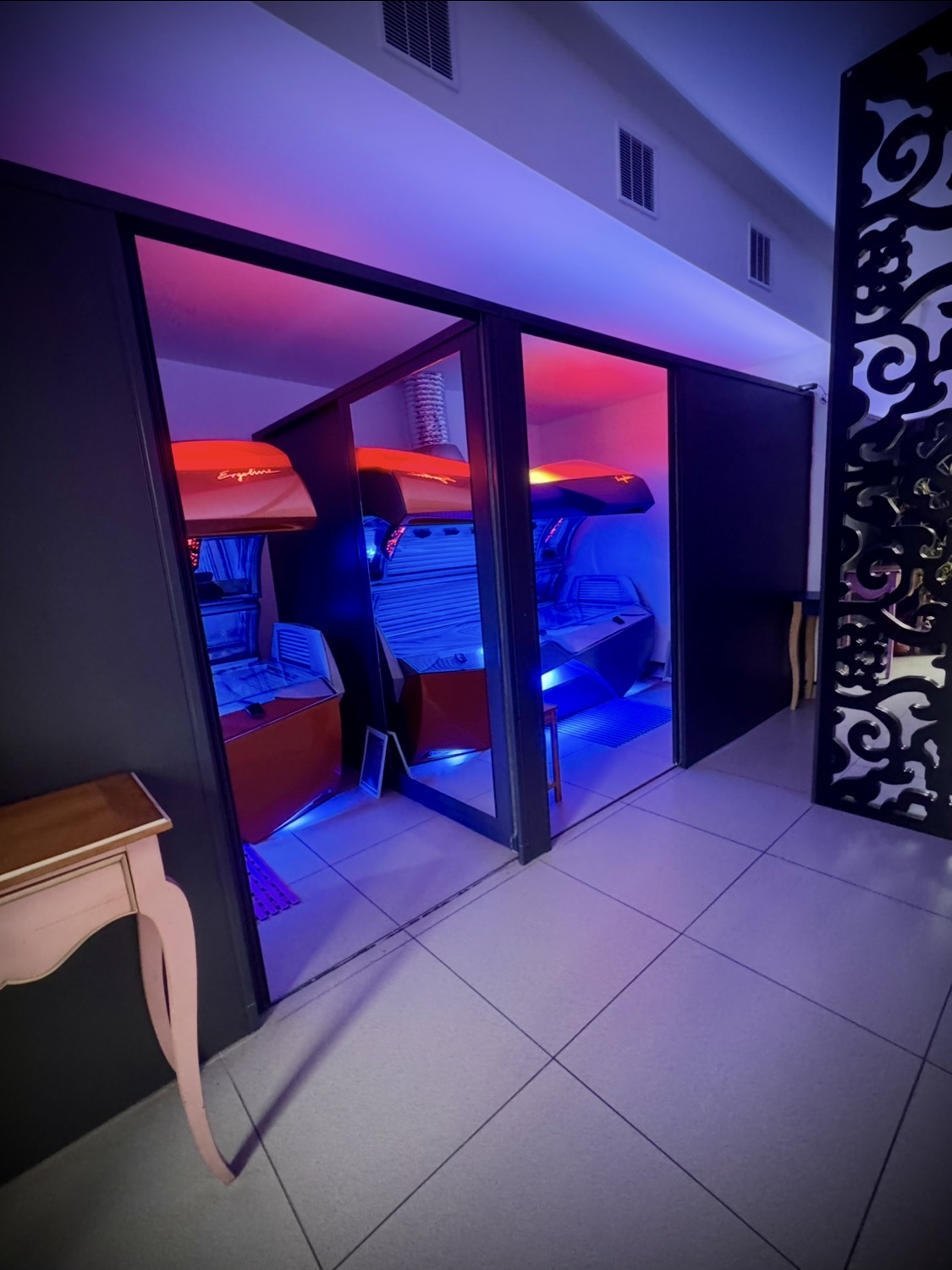 Wnętrze STUDiO2 z kabinami i urządzeniami solarium